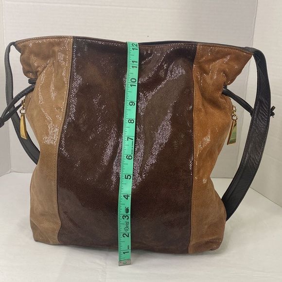 PARIS Leather Bucket Bag - Picture 8 of 10